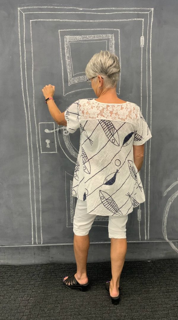 LK 9145 F – LACE BACK FISH PRINT TOP- Plum Loco